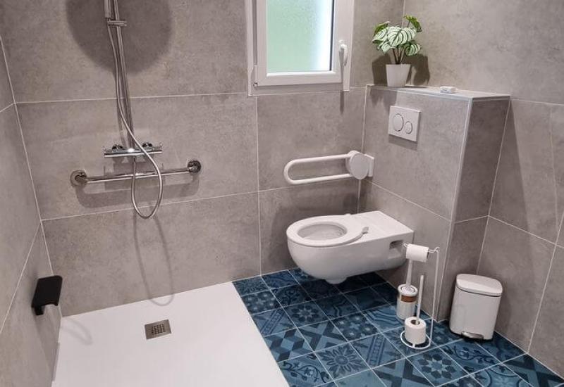 Chambre 1 Surfer - équipée d'une salle d'eau avec douche et WC PMR