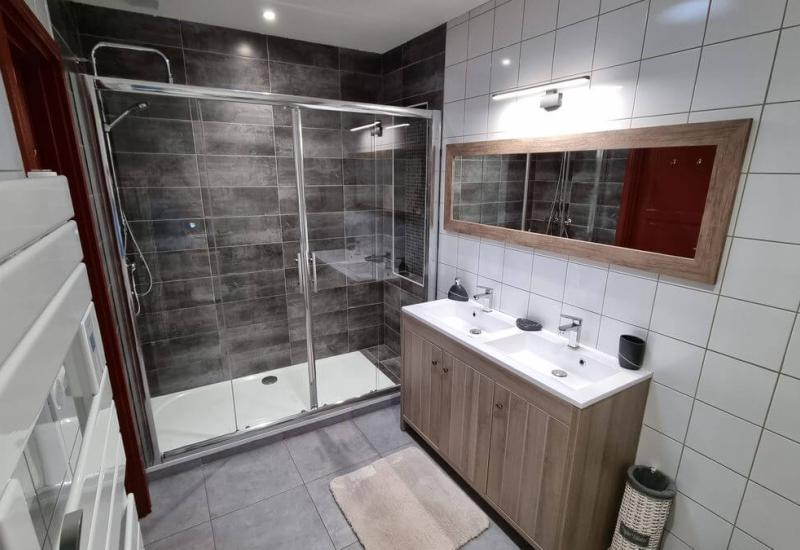 Chambre 2 Starburst - équipée d'une salle d'eau avec douche et WC