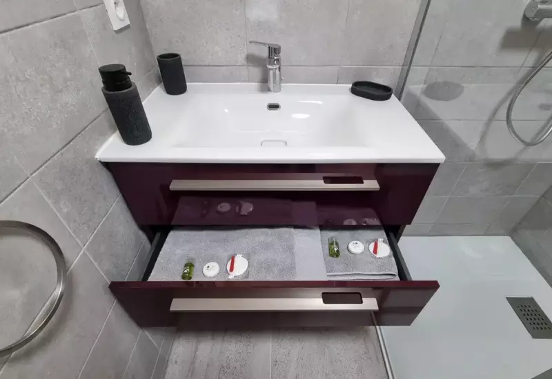 Salle d'eau PMR - Chambre EARER, kit de toilette